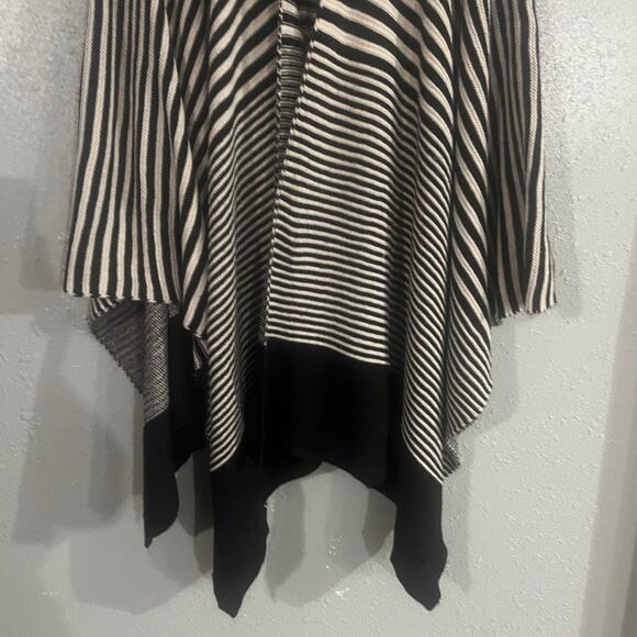 Lane Bryant women’s knit cape wrap one size black and off white warm cozy soft - Picture 8 of 9